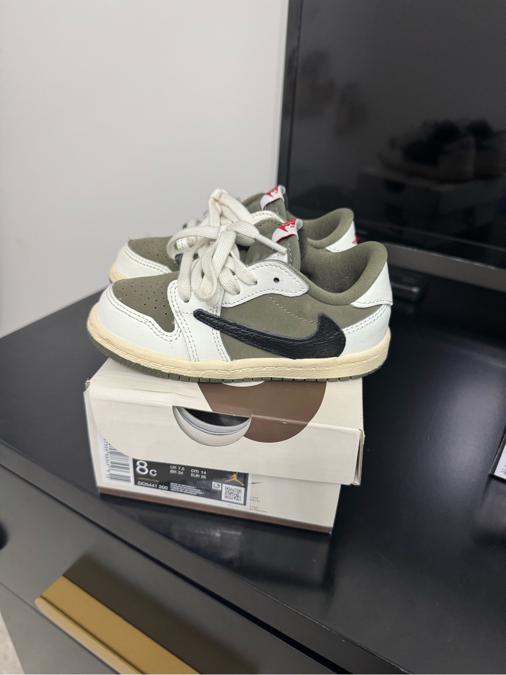 Nike Travis Scott Kids Low-Top Sneakers in Olive Green, White & Black